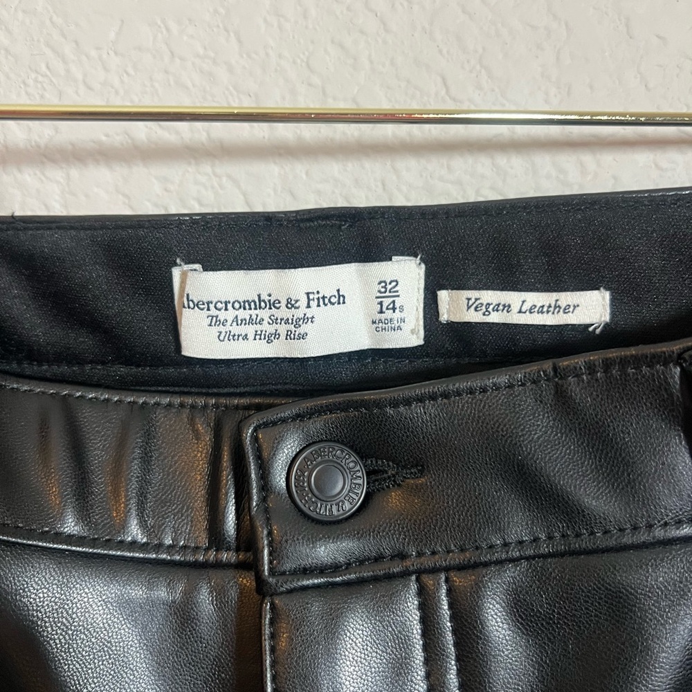 NWOT Vegan Leather Abercrombie and Fitch High Rise pants. Size 32 or 14. - Picture 5 of 5